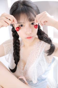 不系纽扣的女孩