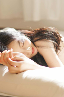 三个黑人一个接一个上